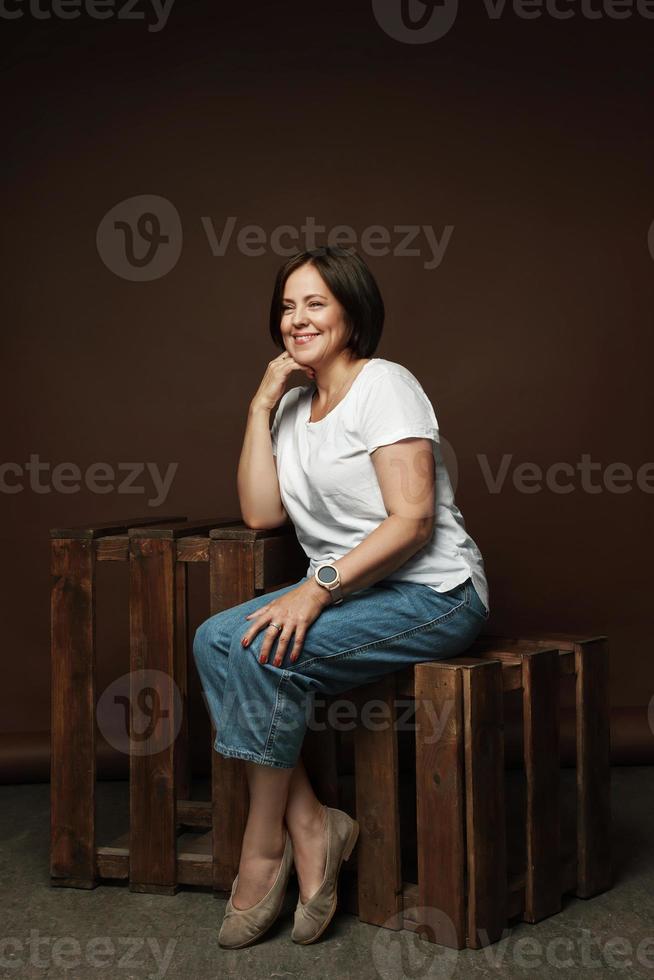 portret van een mooi midden- oud vrouw poseren in een studio foto