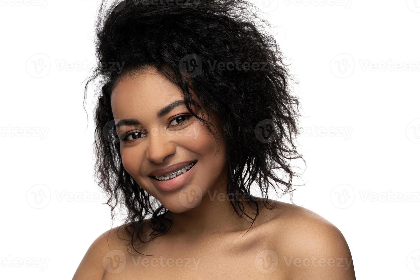 portret van glimlachen zwart vrouw met tandheelkundig een beugel Aan haar tanden foto