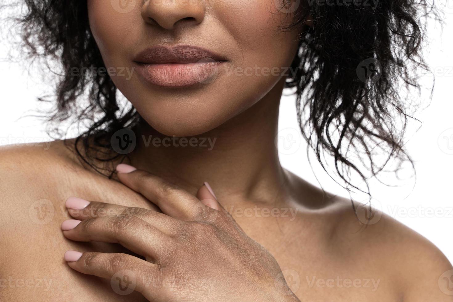 mooi zwart vrouw met een glad huid is aanraken haar sleutelbeen foto