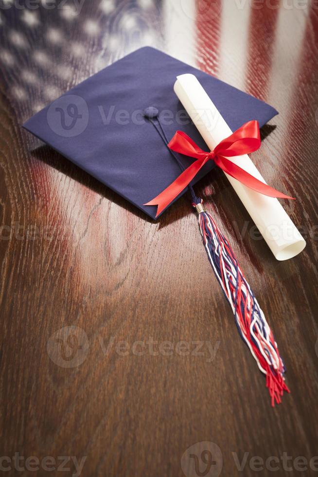 diploma uitreiking pet en diploma Aan tafel met Amerikaans vlag reflectie foto