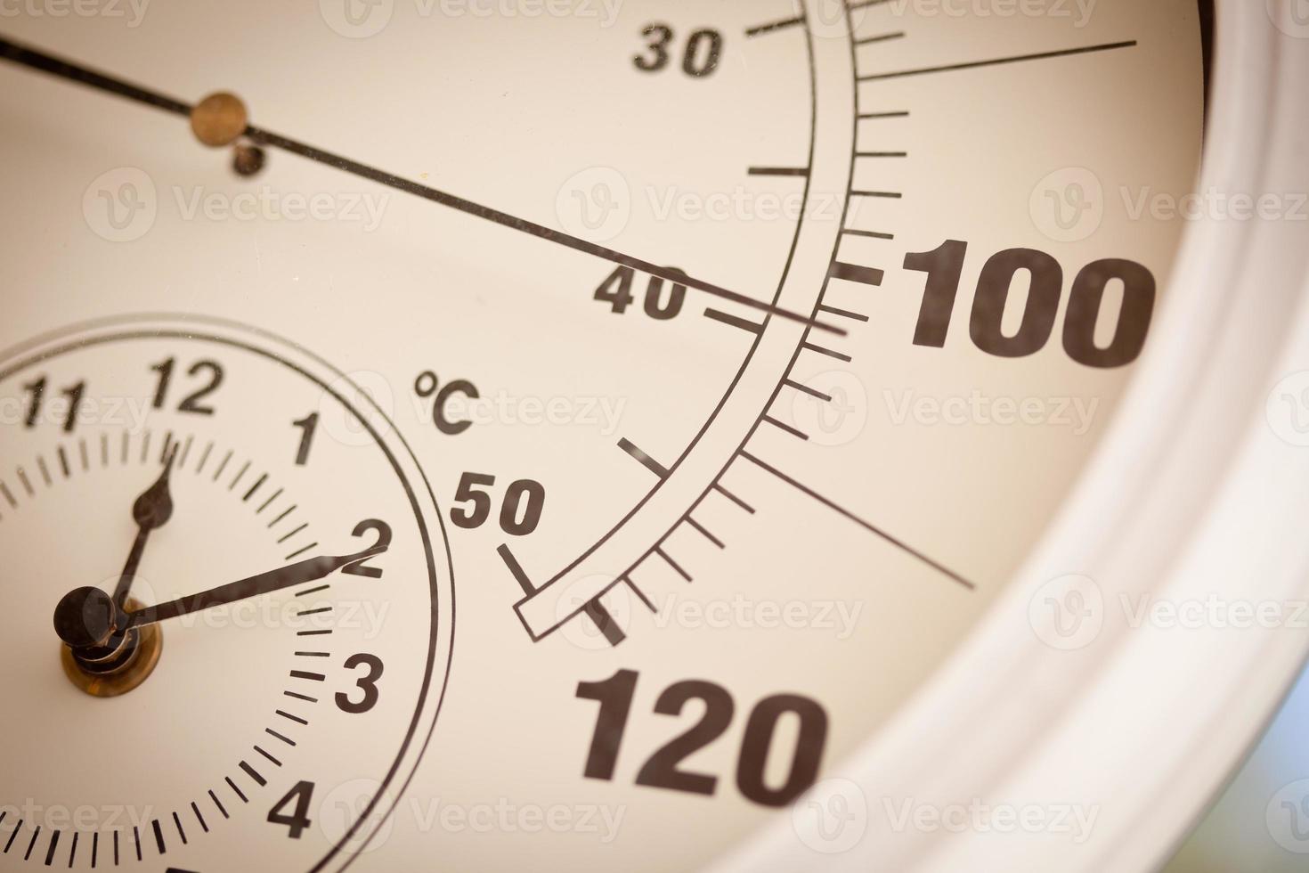 ronde thermometer tonen over- 100 graden foto