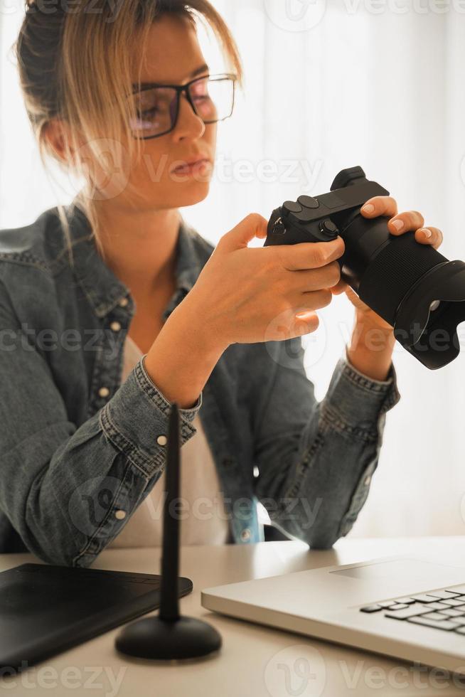 vrouw fotograaf met een spiegelloos camera Bij de werkplaats foto