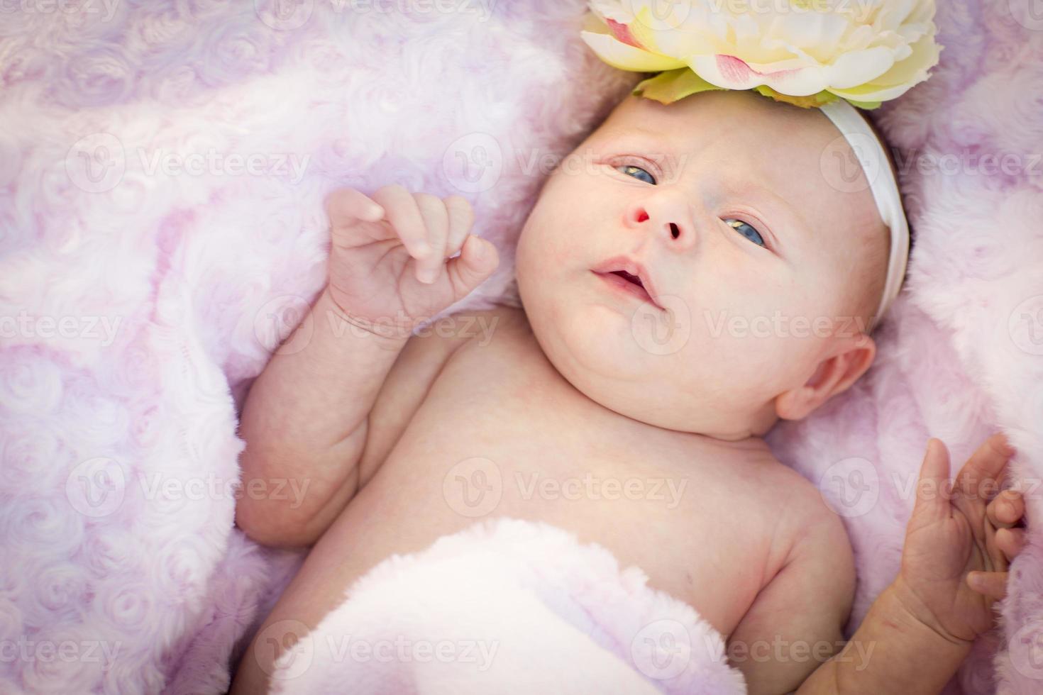 mooie pasgeboren babymeisje tot in zachte deken foto