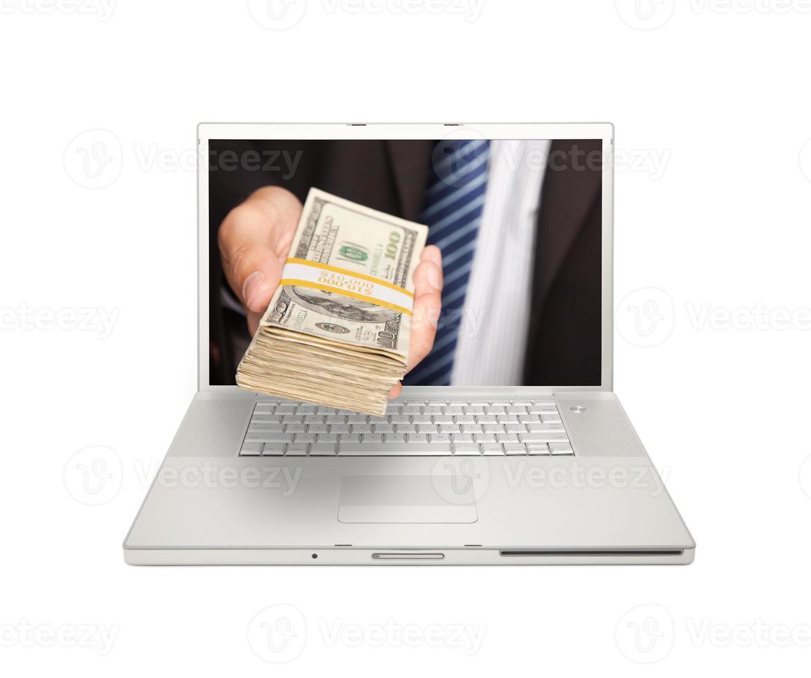 zakenman overhandigen stack van geld door laptop scherm foto