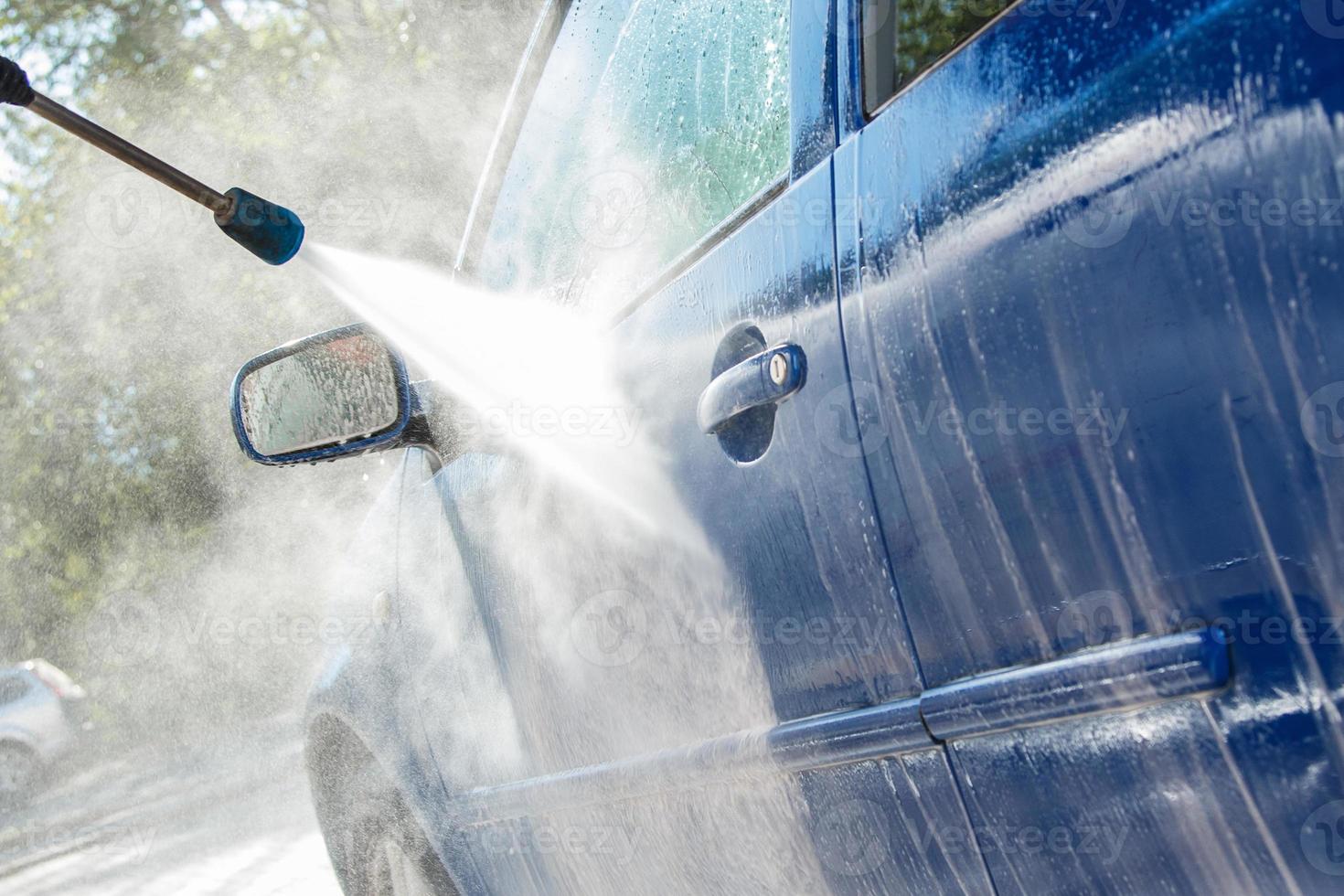 blauw auto in een auto wassen foto