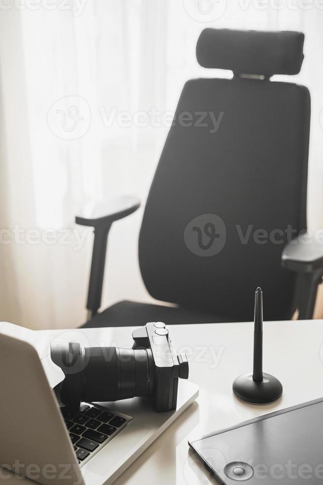 fotograaf werkplaats met een spiegelloos camera, laptop en grafiek tablet foto