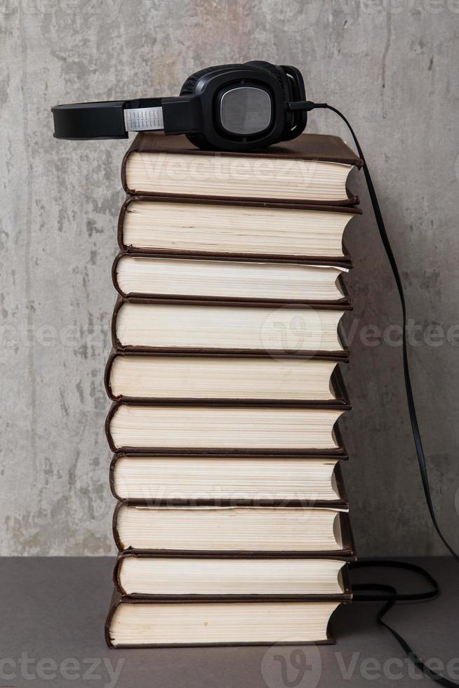 audioboeken concept met boeken en koptelefoon foto