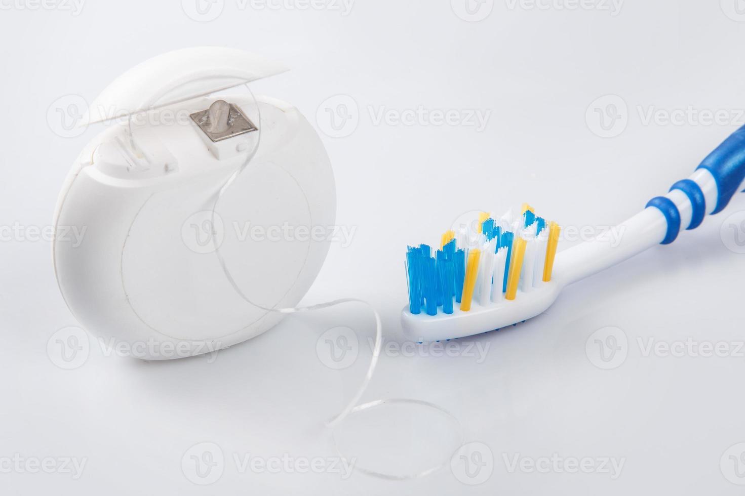 tandenborstel en tandheelkundig floss foto
