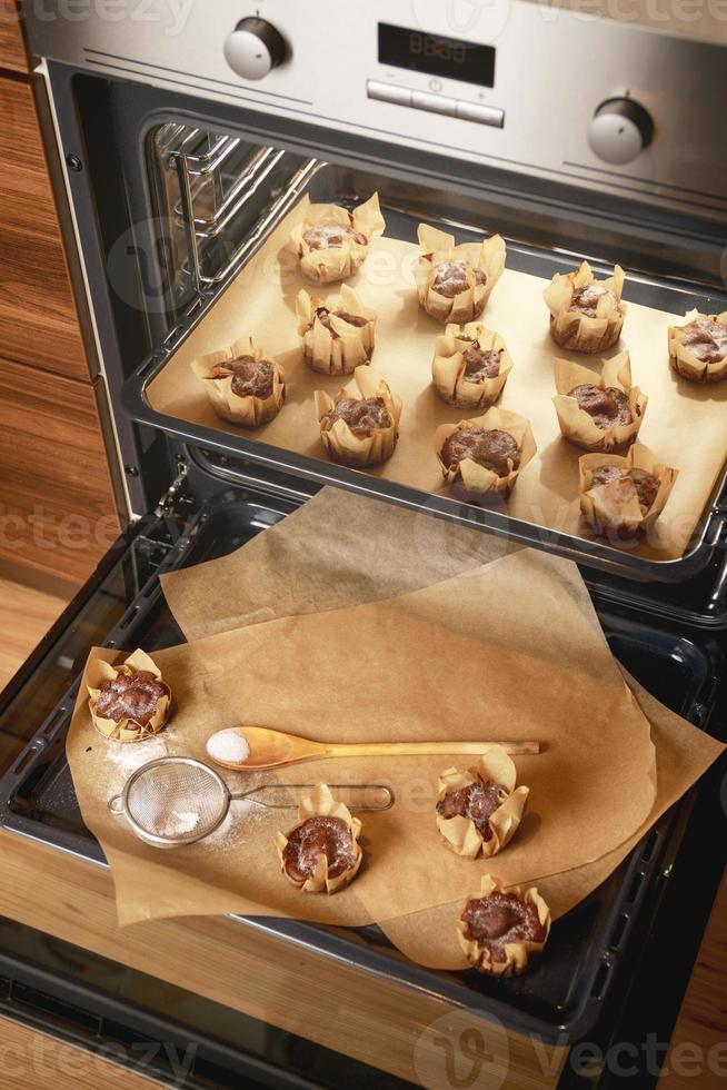 Koken smakelijk zoet muffins in de oven foto