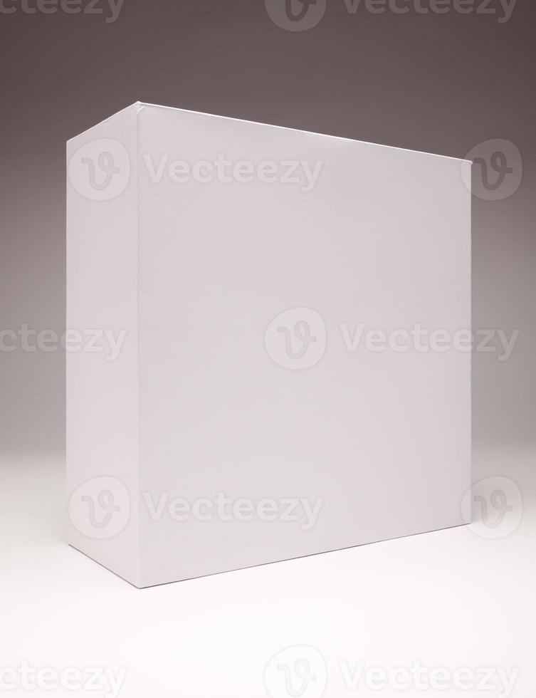 blanco wit doos Aan grijs foto