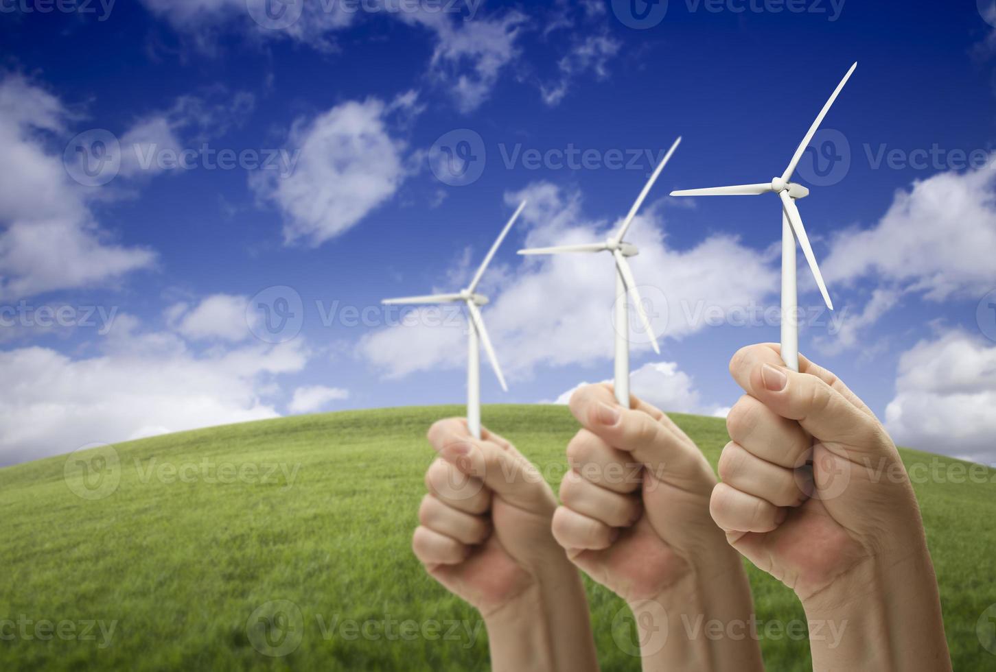 mannetje vuisten Holding drie wind turbines buiten foto