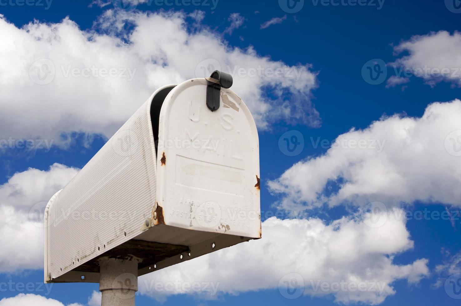 verweerd oud postbus tegen blauw lucht en wolken foto