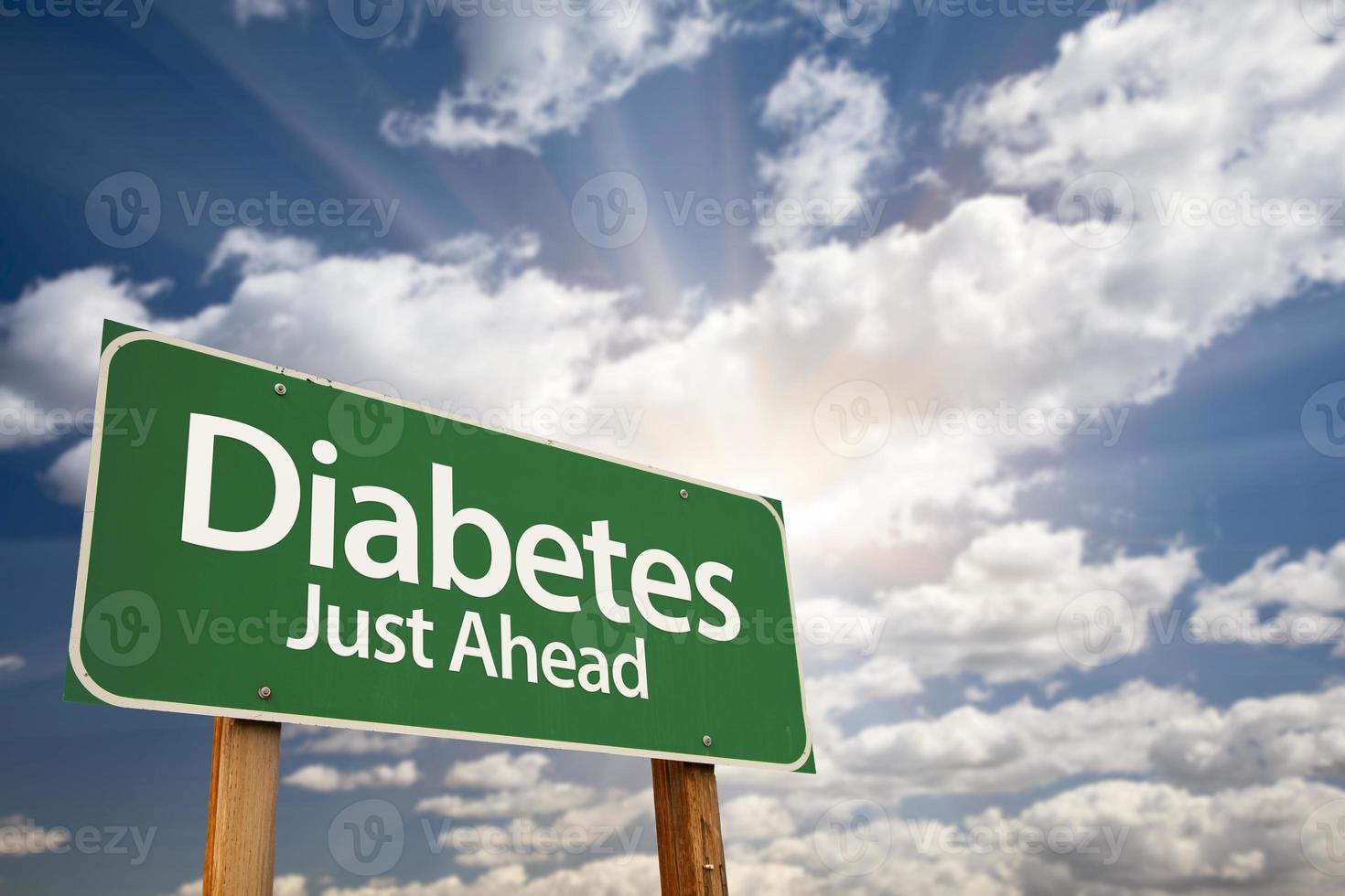 diabetes alleen maar verder groen weg teken en wolken foto