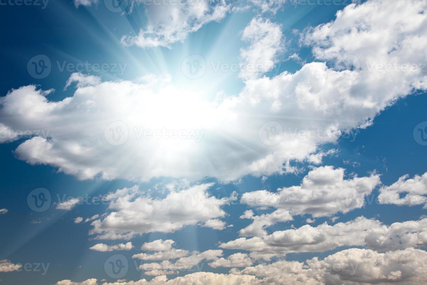 blauw lucht met wolken en zon stralen foto