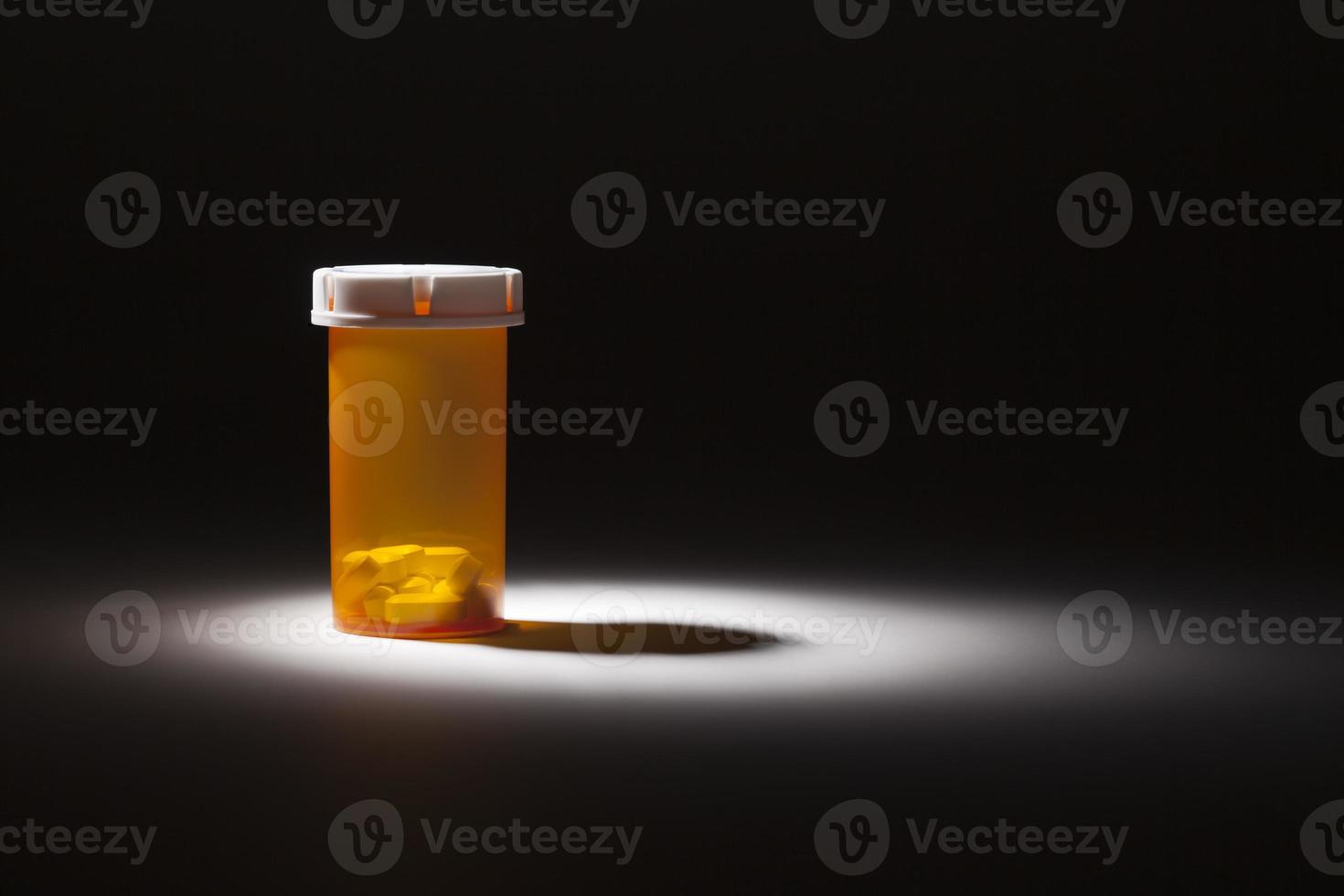 geneeskunde fles en pillen onder plek licht foto