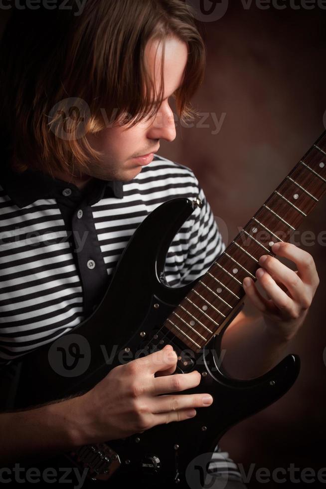 jong musicus Toneelstukken zijn elektrisch gitaar foto