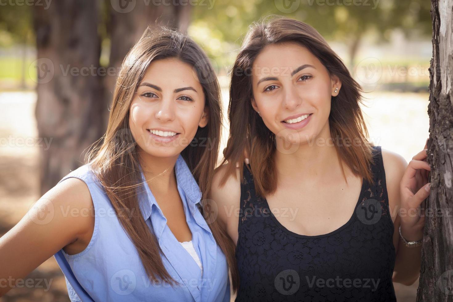 twee gemengd ras tweelingzussen portret foto