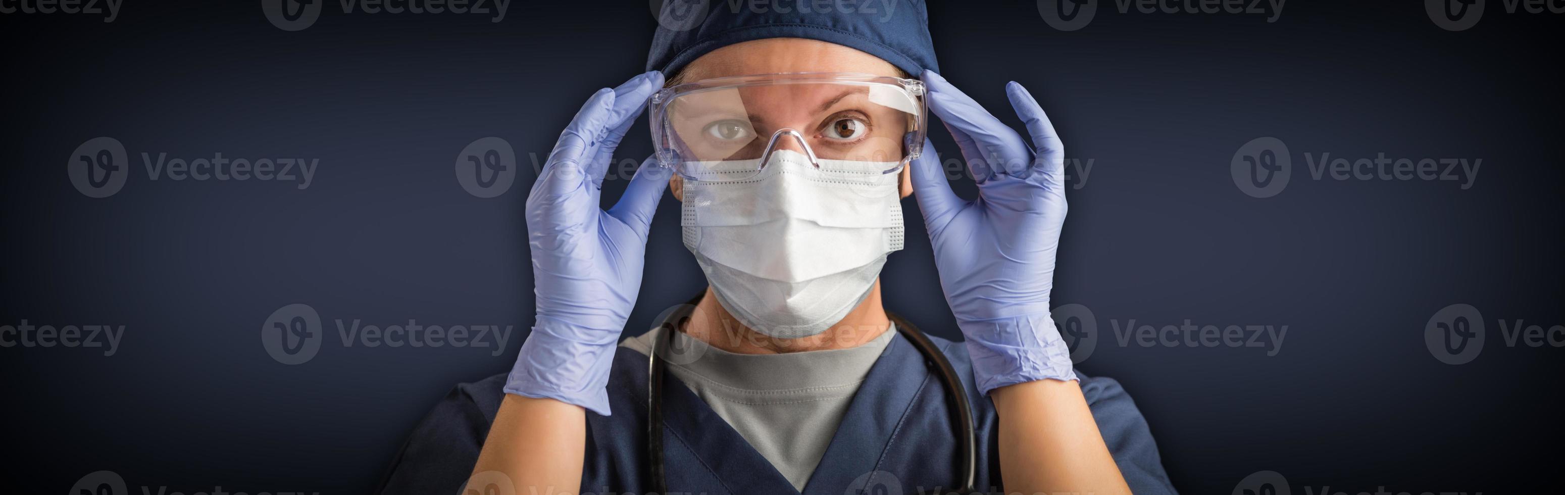 banier van vrouw dokter of verpleegster in medisch gezicht masker en beschermend uitrusting foto