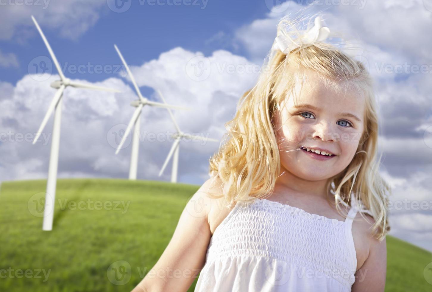 mooi jong meisje spelen in wind turbine veld- foto