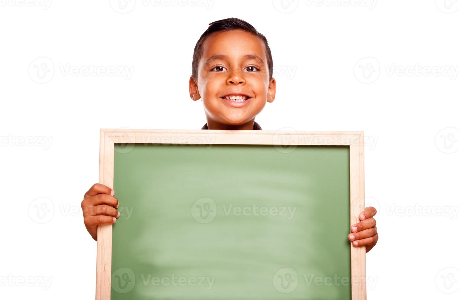 schattig spaans jongen Holding blanco schoolbord foto