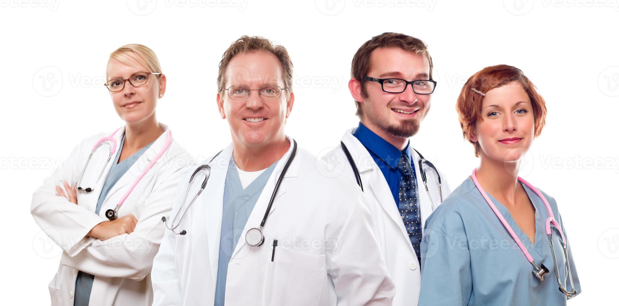groep van artsen of verpleegsters Aan een wit achtergrond foto