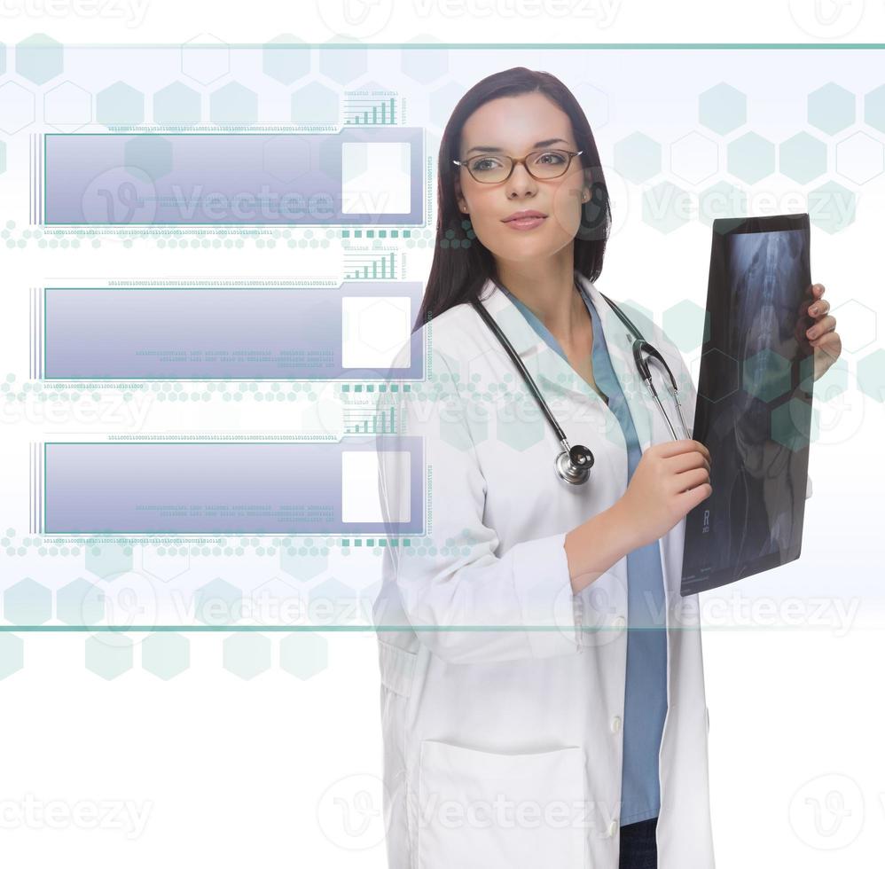 vrouw dokter of verpleegster Holding röntgenstraal lezing blanco knop paneel foto
