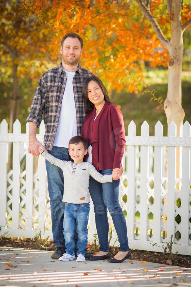 buitenshuis portret van gemengd ras Chinese en Kaukasisch ouders en kind. foto