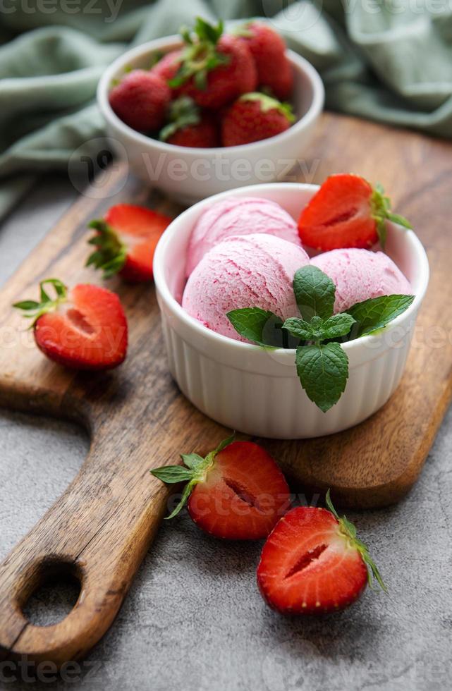 huisgemaakt aardbeienijs met verse aardbeien foto