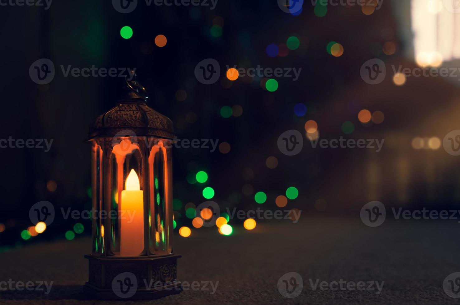 Ramadan kareem mubarak groet ontwerp met Islamitisch lantaarn Aan tapijt met wazig licht achtergrond. religie van moslim symbolisch, eid ul fitr, eid al adha,eid el kabir, islamitisch nieuw jaar Muharram foto