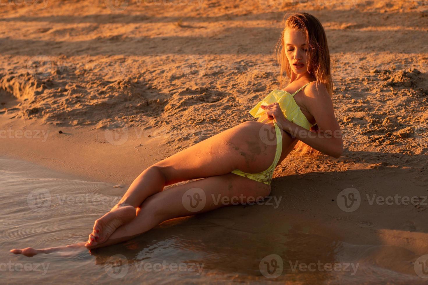 jong sexy meisje Bij zonsondergang Bij de strand foto