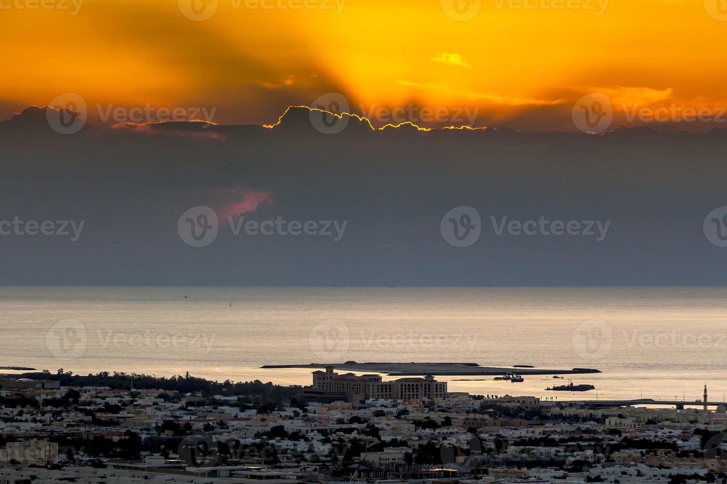 zonsondergang Aan van Dubai strand foto