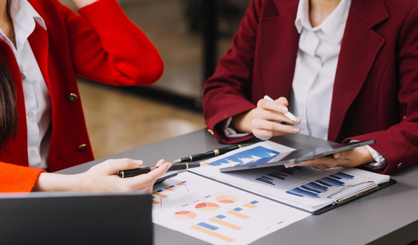 zakenman en team die de financiële taak van het financiële overzicht analyseren. met smartphone en laptop en tablet. vermogensbeheerconcept foto