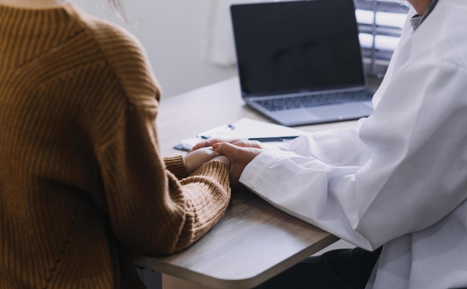 thuiszorg verpleging onderhoud en ouderen mensen cardiologie gezondheidszorg. dichtbij omhoog van jong spaans vrouw dokter verpleegster controleren volwassen Kaukasisch Mens geduldig hartslag gebruik makend van stethoscoop gedurende bezoek foto