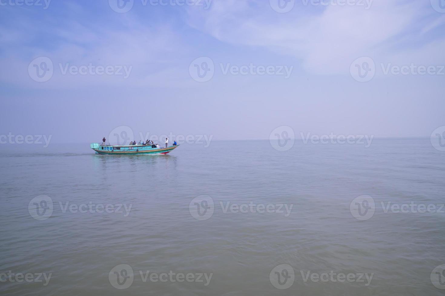 traditioneel reizen boot tegen blauw lucht in padma rivier- - Bangladesh foto