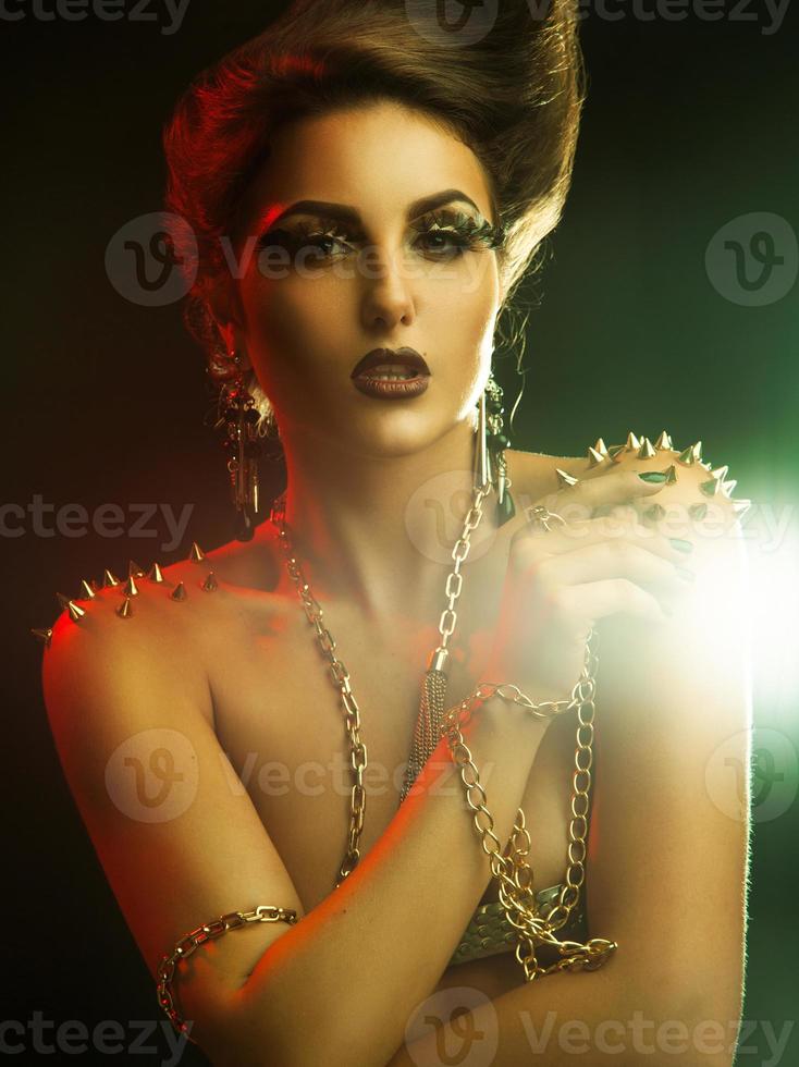 verticaal foto van mooi jong vrouw met gouden accessoires en mooi hoor bedenken