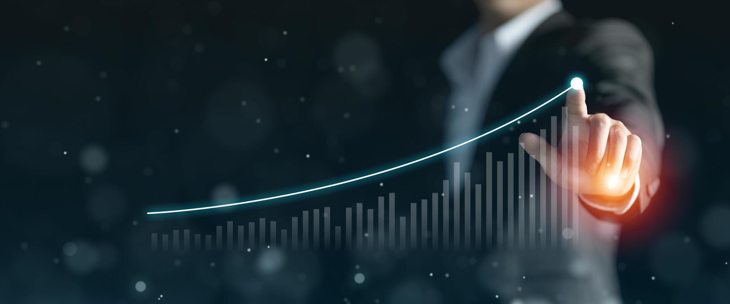 hand- richten groei bedrijf financieel pijl naar succes doelwit, diagram van financieel investering en voorraad markt plan analyse, winst en doel prestatie leiderschap foto