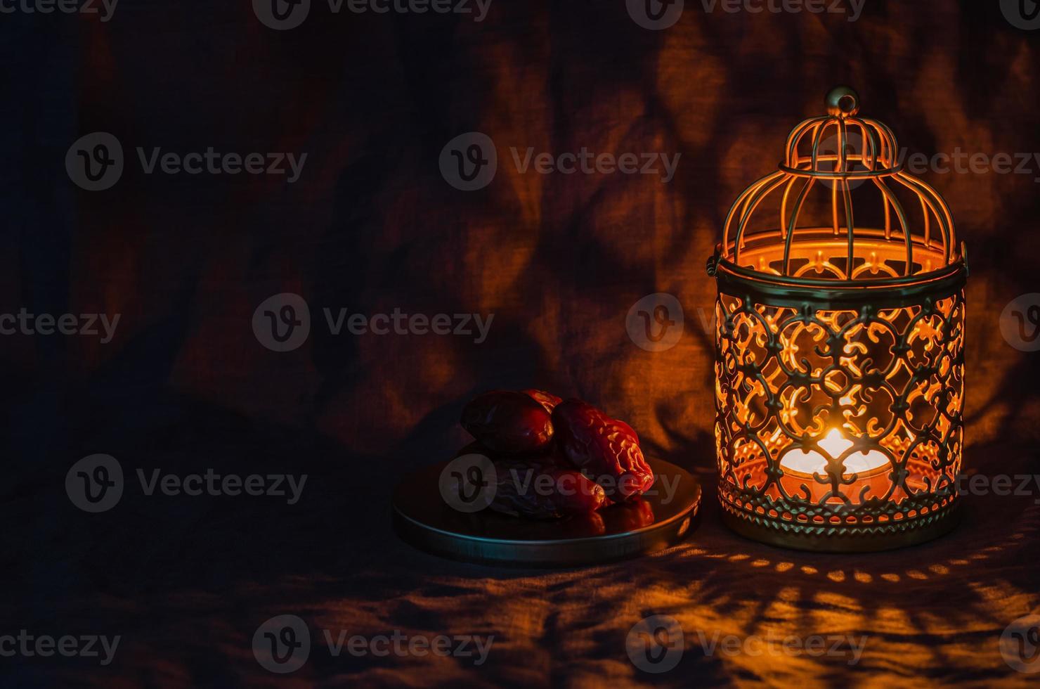 gouden lantaarn en datums fruit Aan donker achtergrond voor de moslim feest van de heilig maand van Ramadan kareem. foto