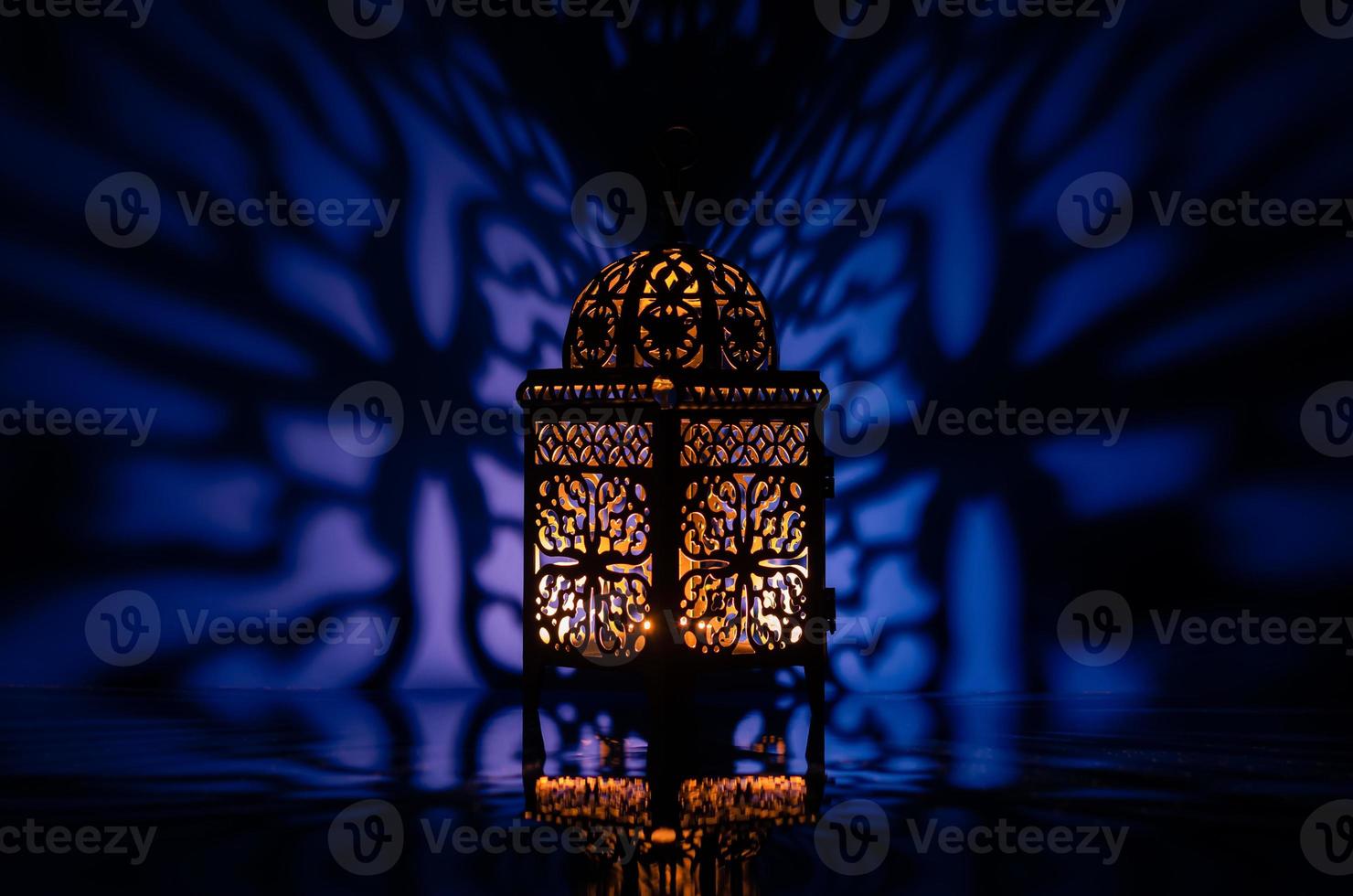 zwart lantaarn met reflectie van blauw achtergrond voor de moslim feest van de heilig maand van Ramadan kareem. foto