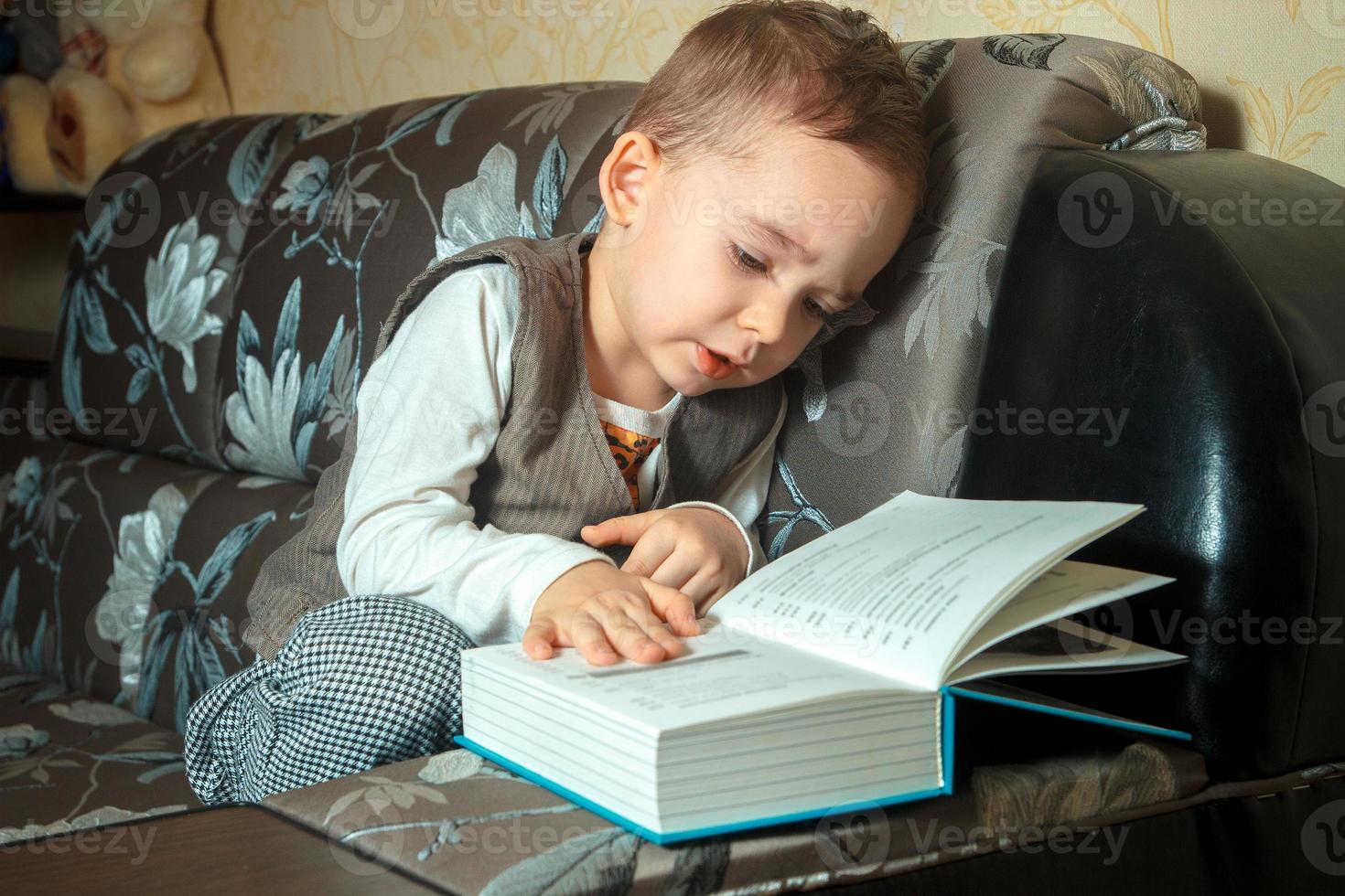 mooi jongen in elegant pak foto