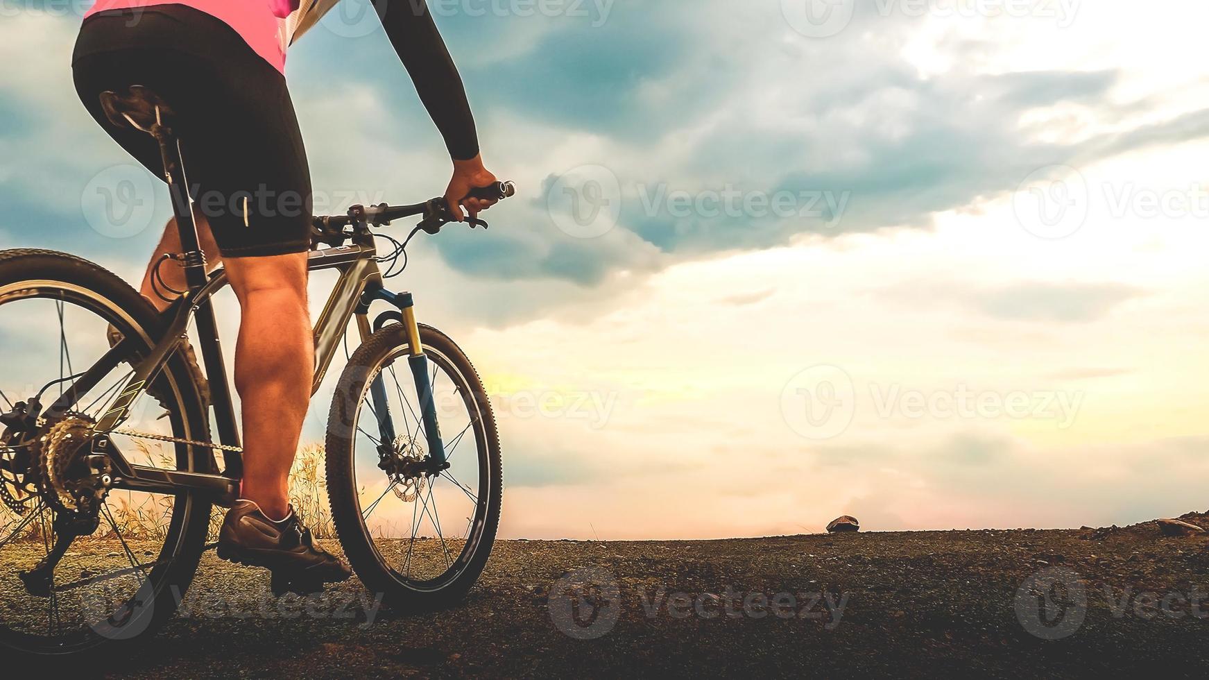 Mens rijden een berg fiets in toerisme foto