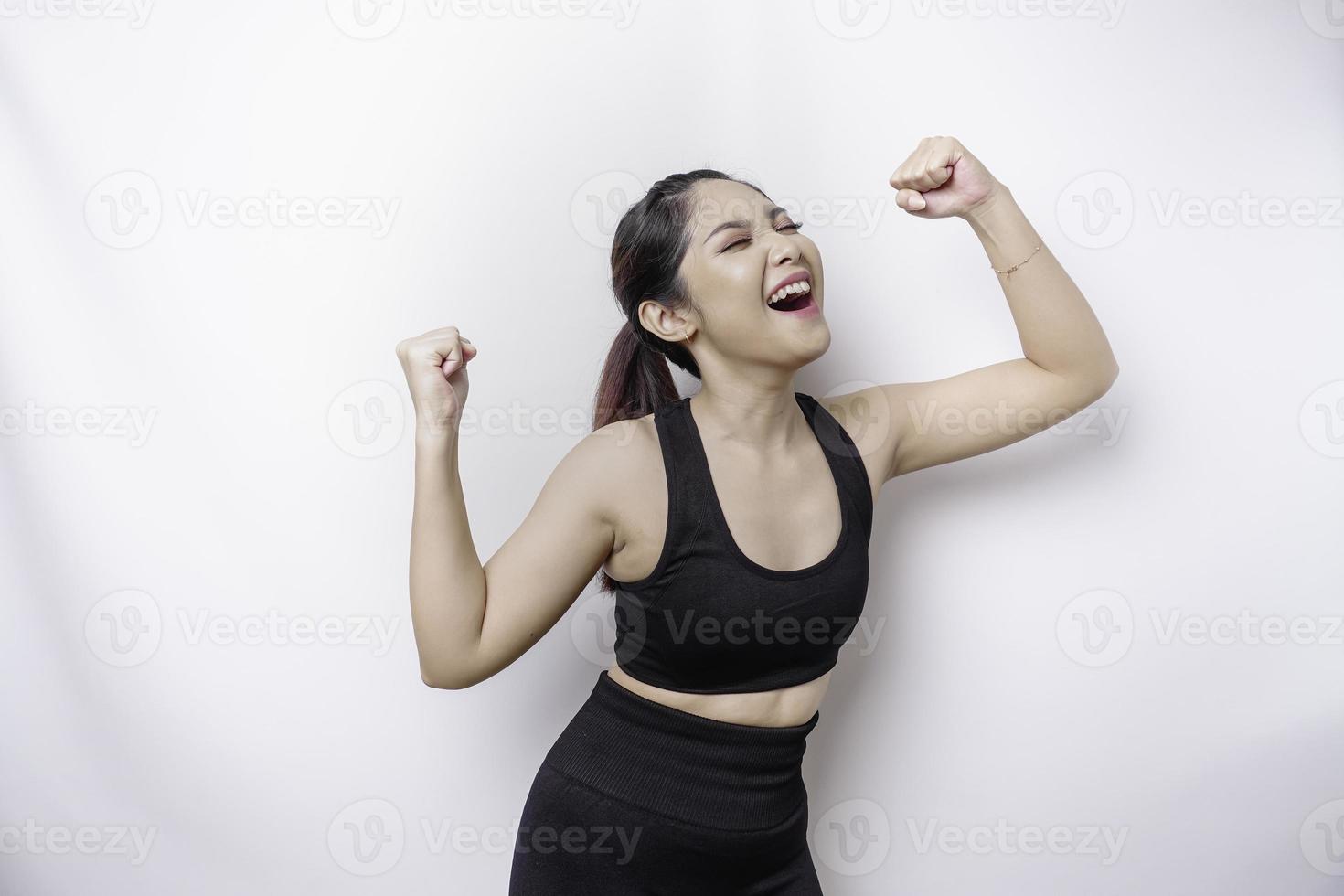 een jong sportief Aziatisch vrouw met een gelukkig geslaagd uitdrukking vervelend sportkleding geïsoleerd door wit achtergrond foto
