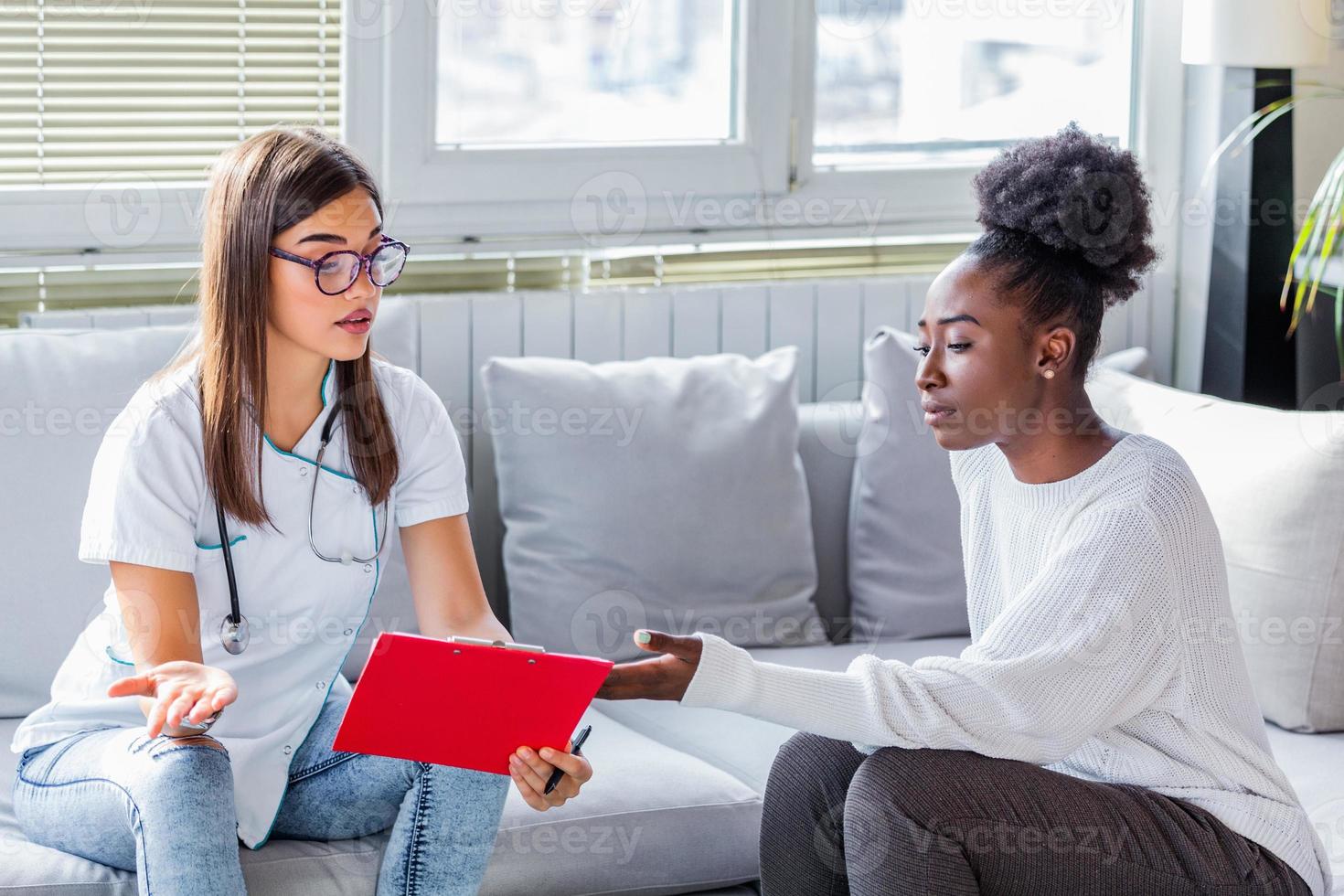 dokter werken in de kantoor en luisteren naar de geduldig, ze is uitleggen haar symptomen, gezondheidszorg en bijstand concept echt dokter met klembord en geduldig in ziekenhuis. foto