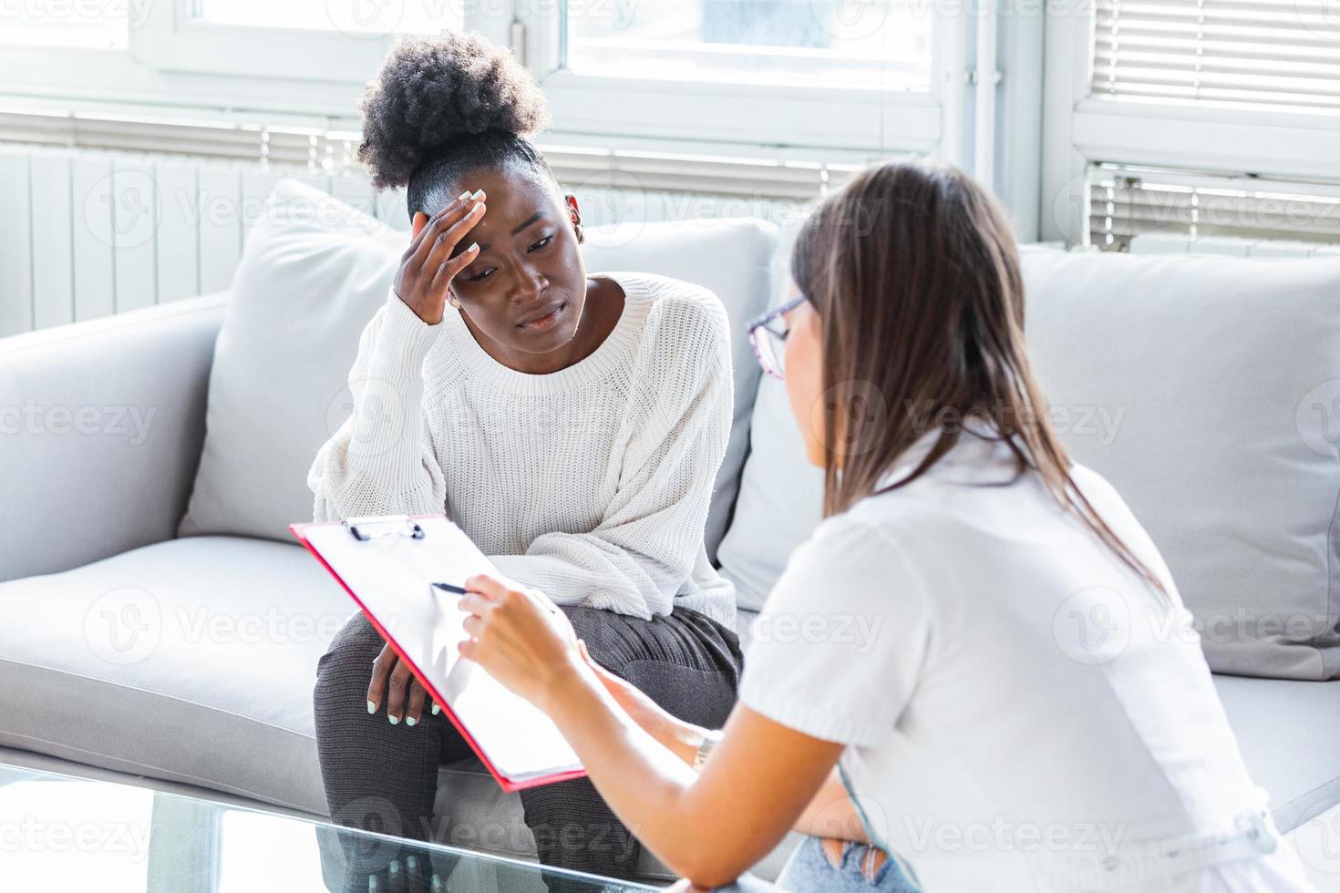 geduldig ontvangen slecht nieuws, ze is ten einde raad en huilen, dokter ondersteuning en geruststellend haar geduldig met sympathie. niet doen zich zorgen maken, deze medisch test is niet zo slecht foto