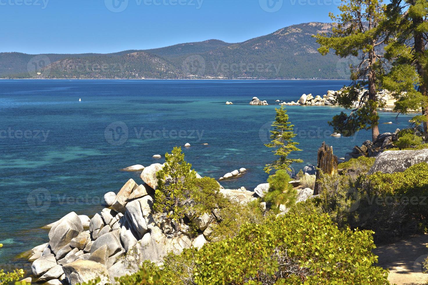 mooi kustlijn van meer tahoe foto