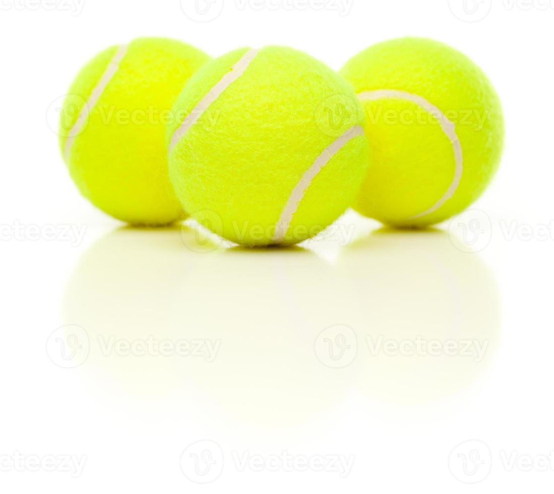 drie tennis ballen Aan wit met licht reflectie foto