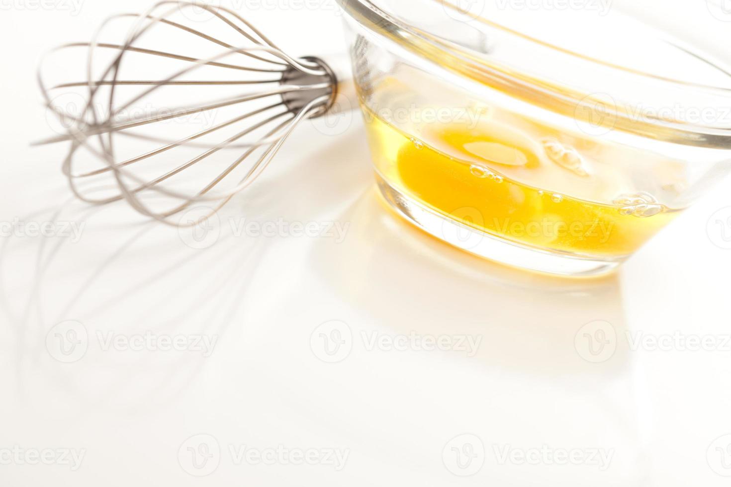 hand- menger met eieren in glas kom foto