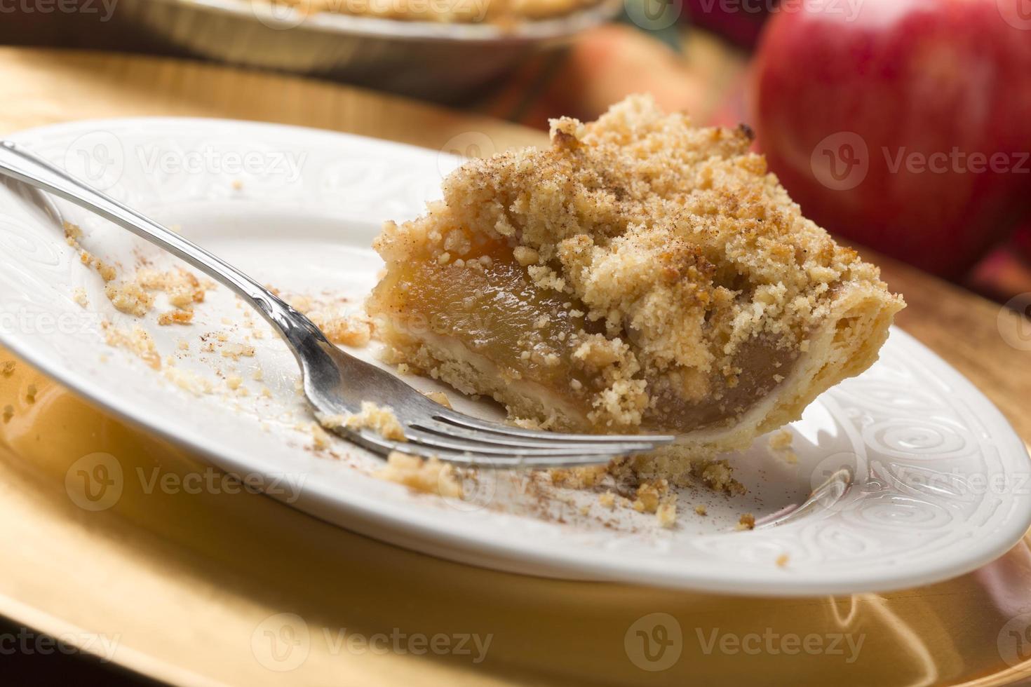 voor de helft gegeten appel taart plak met kruimel topping foto