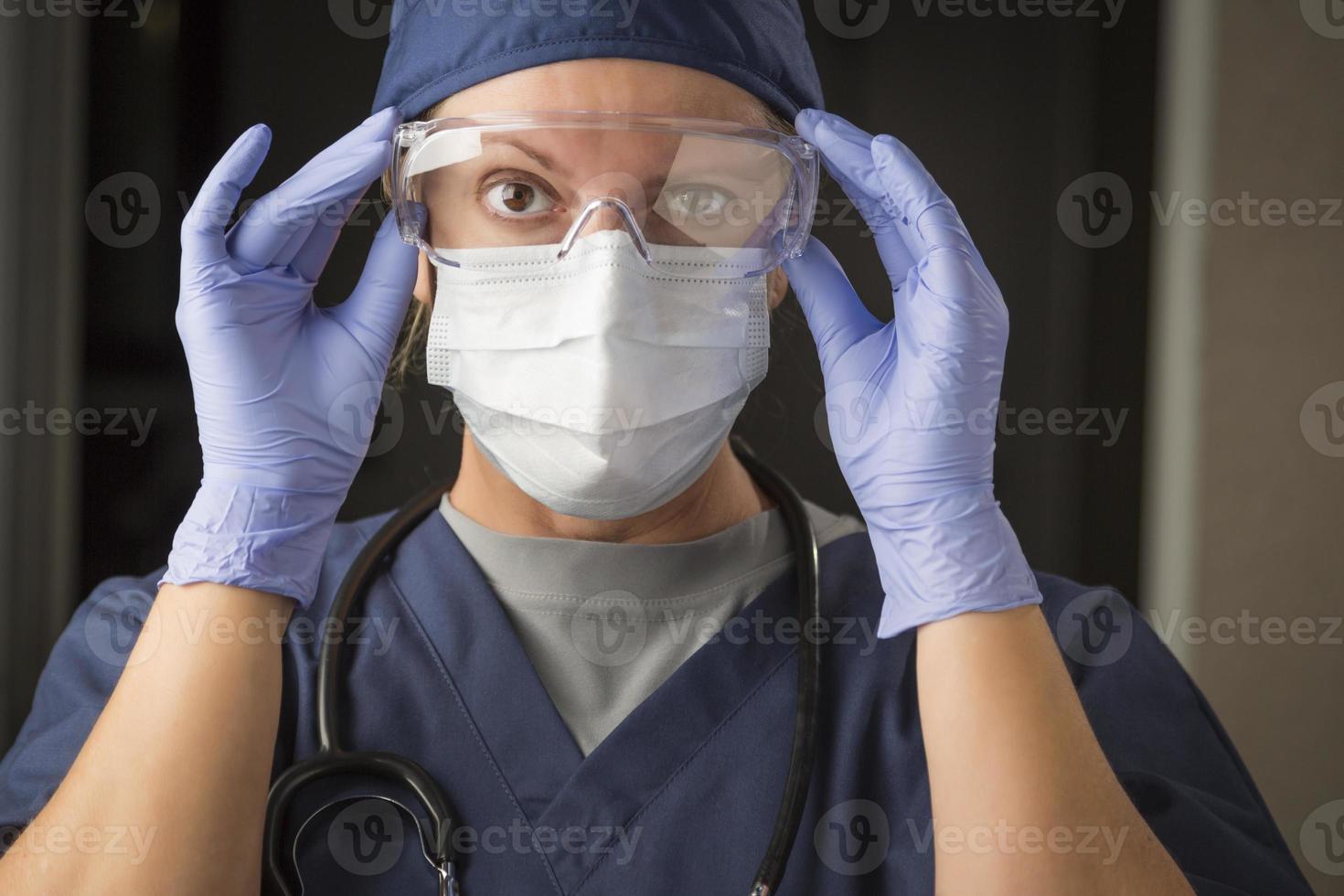 vrouw dokter of verpleegster zetten Aan beschermend gelaats slijtage foto