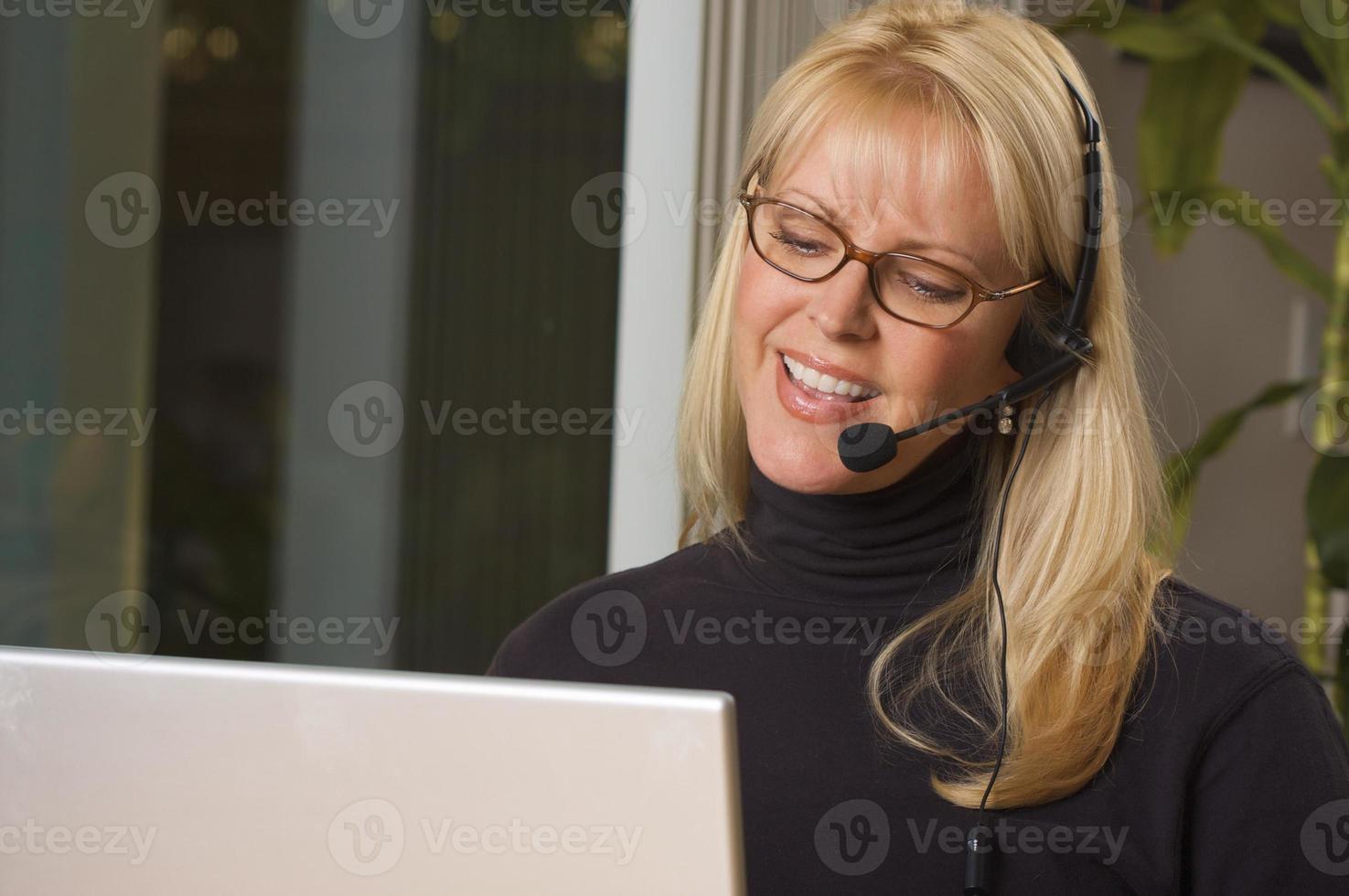 aantrekkelijk zakenvrouw met telefoon koptelefoon foto