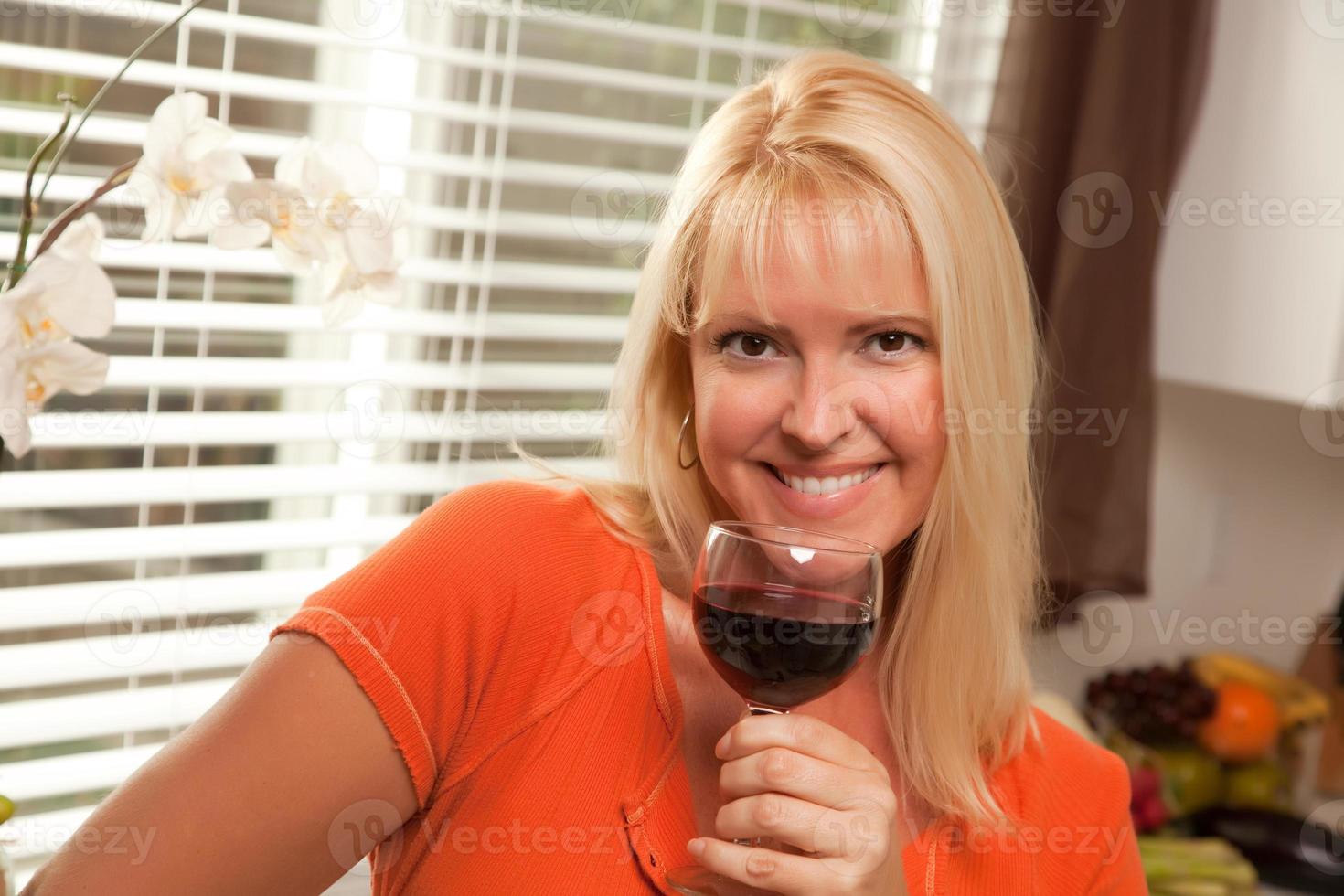 aantrekkelijk blond met een glas van wijn foto